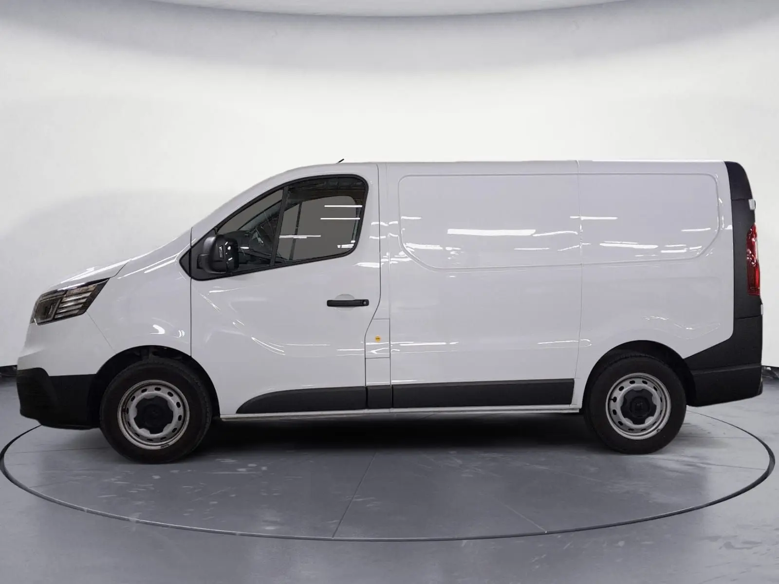 Vue latérale droite d’un Renault Trafic Fourgon blanc 2024, avec porte coulissante et jantes acier simples.