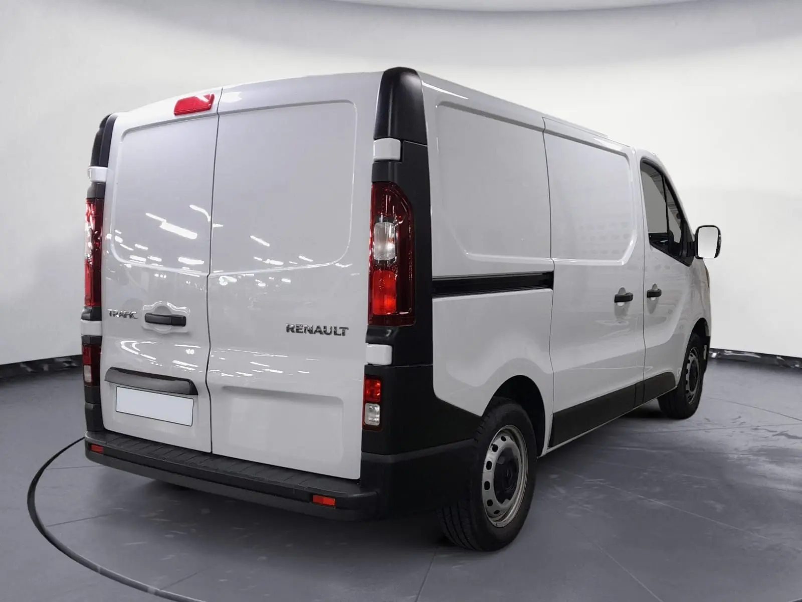 Vue 3/4 arrière droite d’un Renault Trafic Fourgon blanc, avec portes arrière battantes et jantes acier.