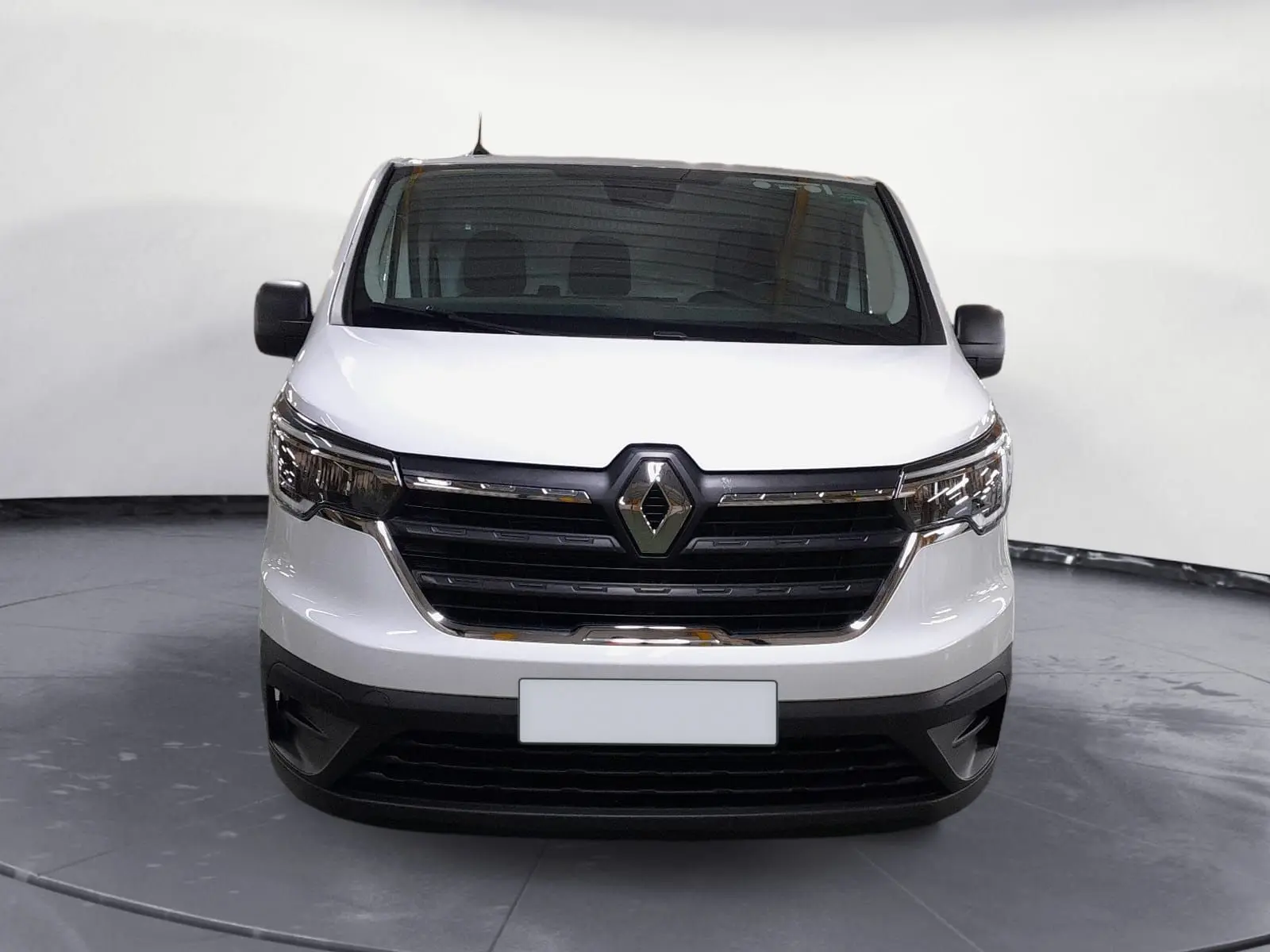Vue frontale du Renault Trafic Fourgon blanc 2024 avec calandre noire et logo Renault proéminent.