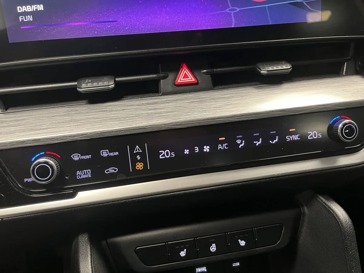 Détail de la console centrale du Kia Sportage blanc 2022, affichage numérique de la climatisation bi-zone.