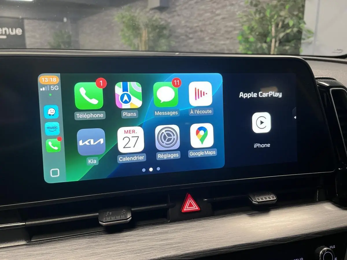 Écran tactile intérieur du Kia Sportage 2022 affichant Apple CarPlay avec interface en français.