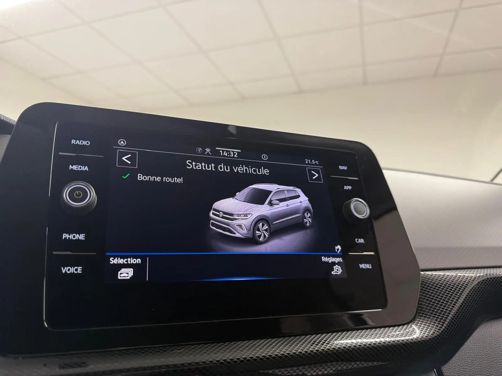 Écran tactile intérieur du Volkswagen T-Cross 2025 affichant le statut du véhicule avec une image 3D du SUV gris cendre.