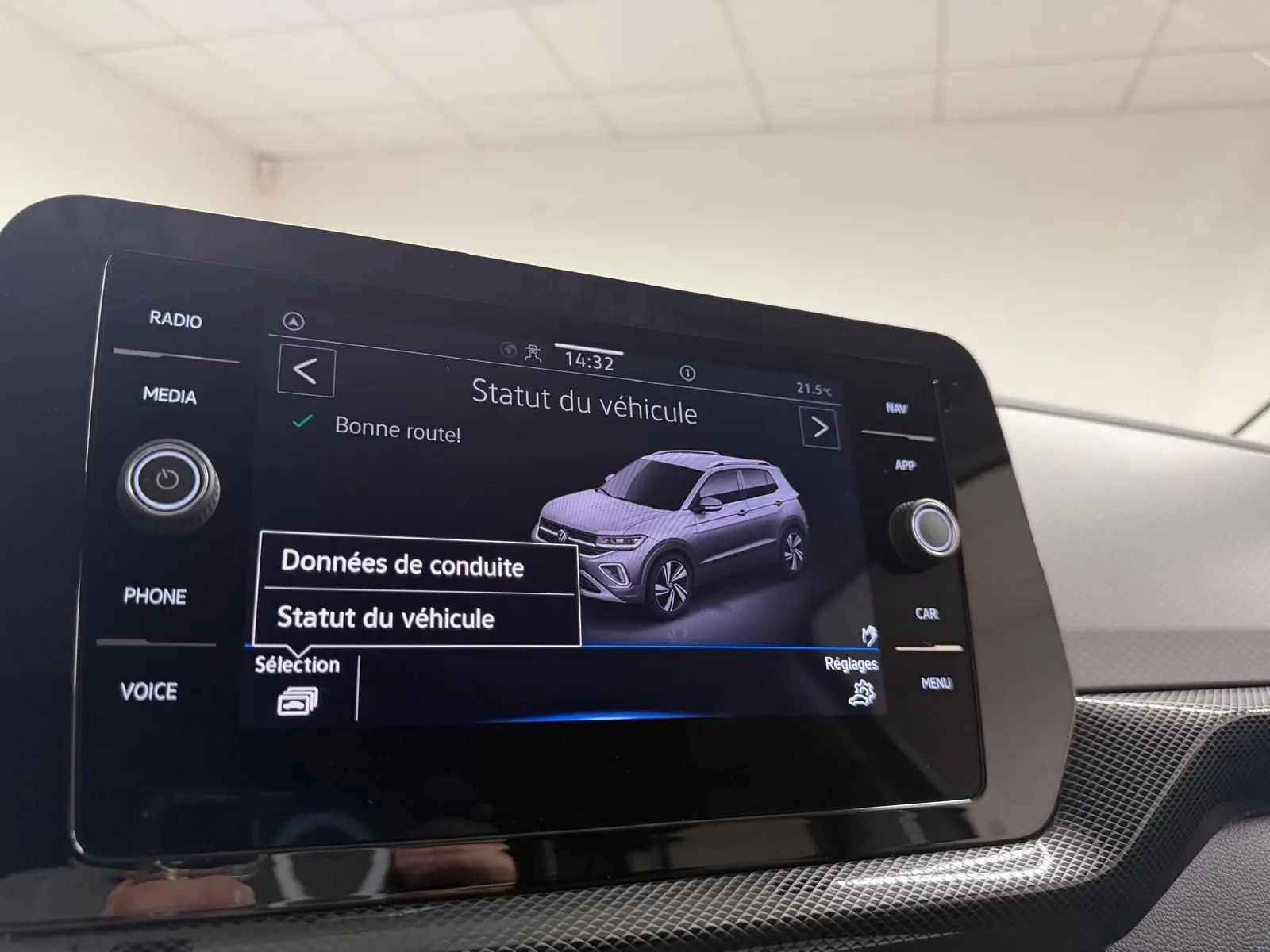 Écran central du Volkswagen T-Cross 2025 affichant le statut du véhicule avec une image 3D du SUV gris cendre en vue latérale droite.