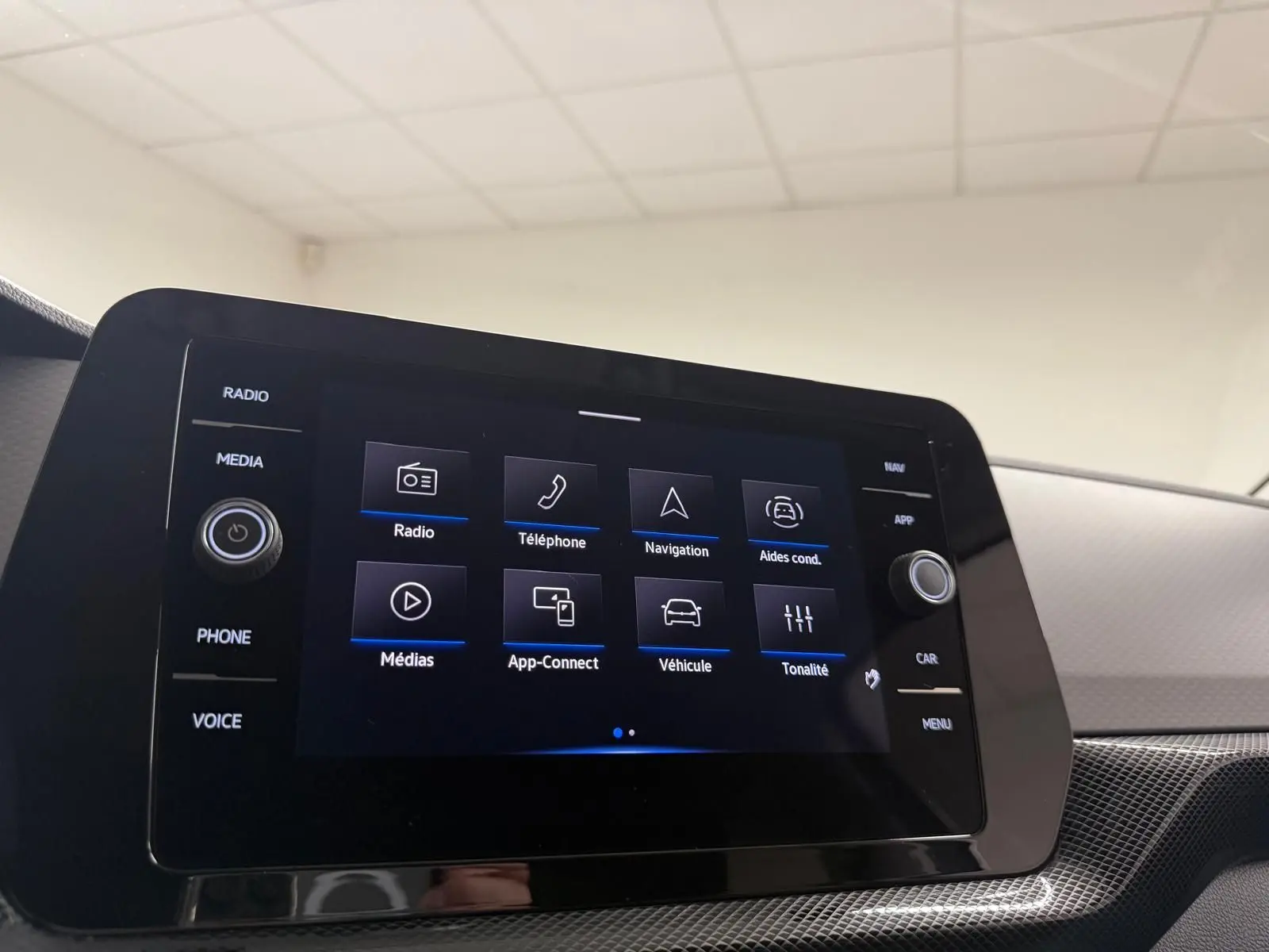 Écran tactile central du Volkswagen T-Cross 2025 affichant le menu multimédia et navigation, intérieur gris cendre.