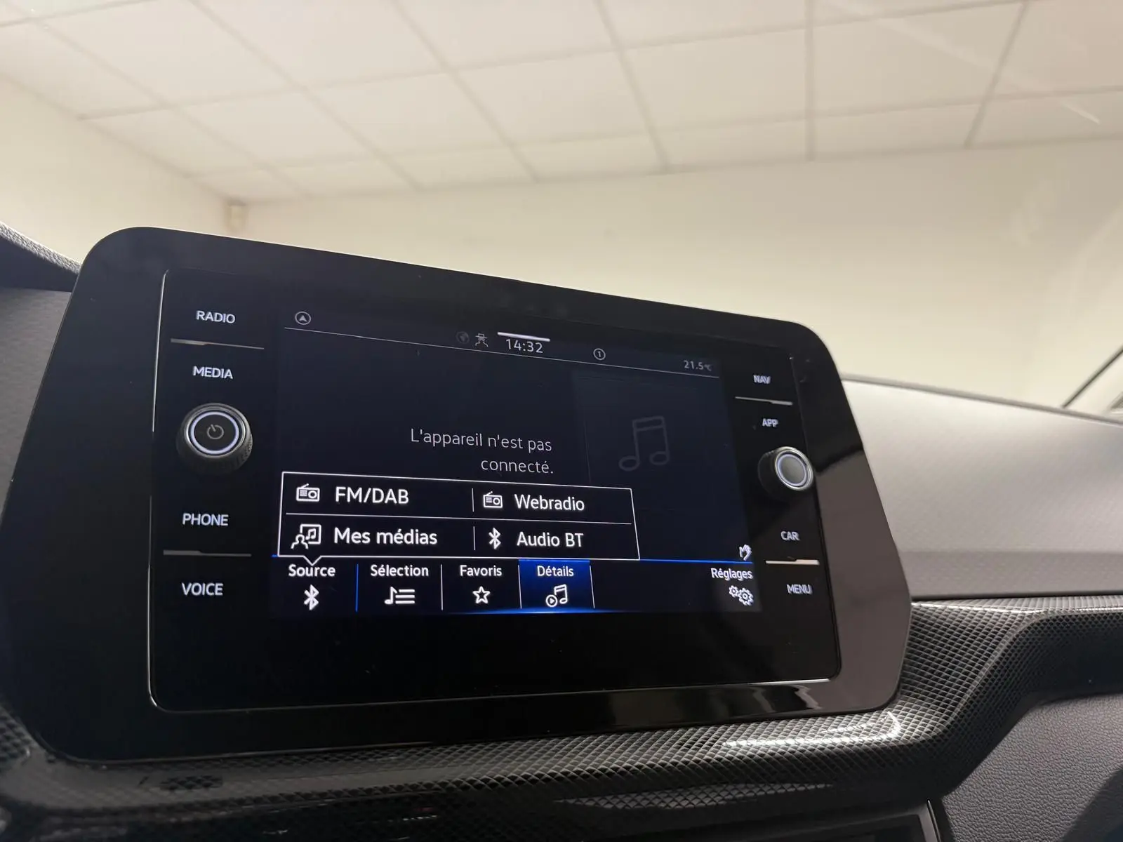 Vue rapprochée de l’écran multimédia tactile du Volkswagen T-Cross gris cendre, tableau de bord intérieur.