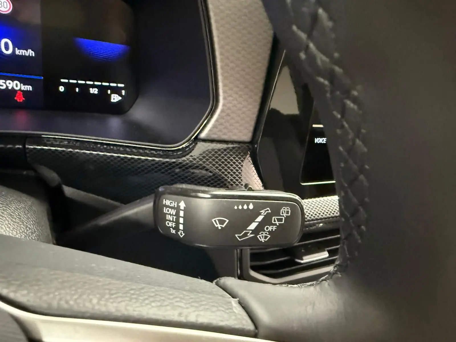 Gros plan sur la commande d’essuie-glace côté gauche du tableau de bord du Volkswagen T-Cross gris cendre 2025.