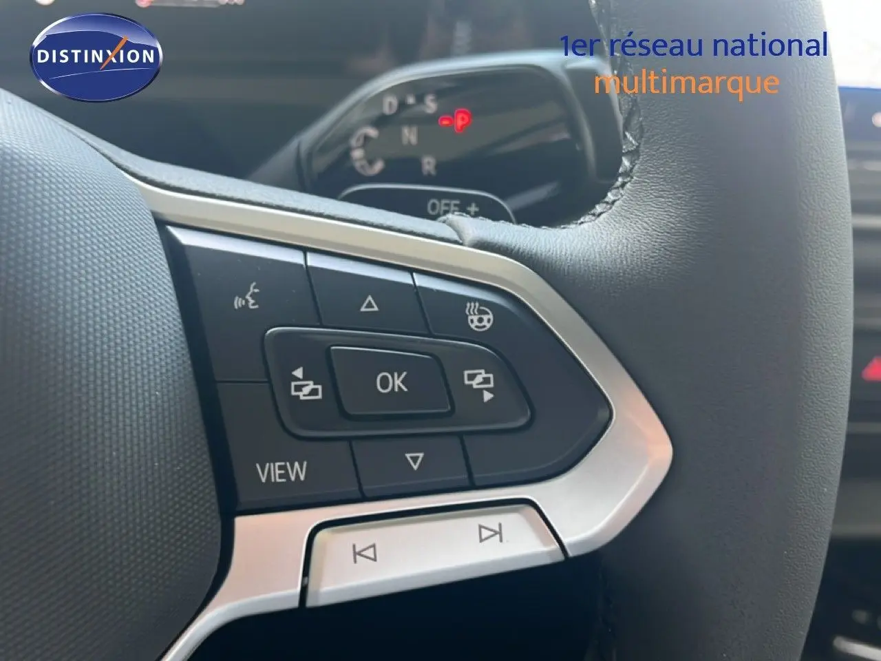 Gros plan sur les commandes multifonctions du volant noir du Volkswagen Tiguan 2026 finition Life 30 Years.