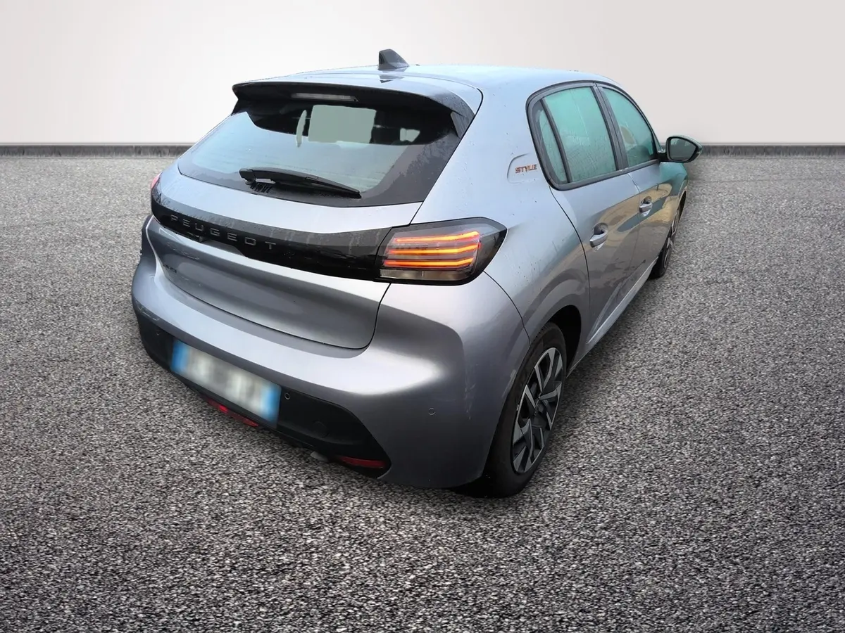 Vue 3/4 arrière droit d'une Peugeot 208 gris clair avec feux LED et badge Style sur le côté droit.