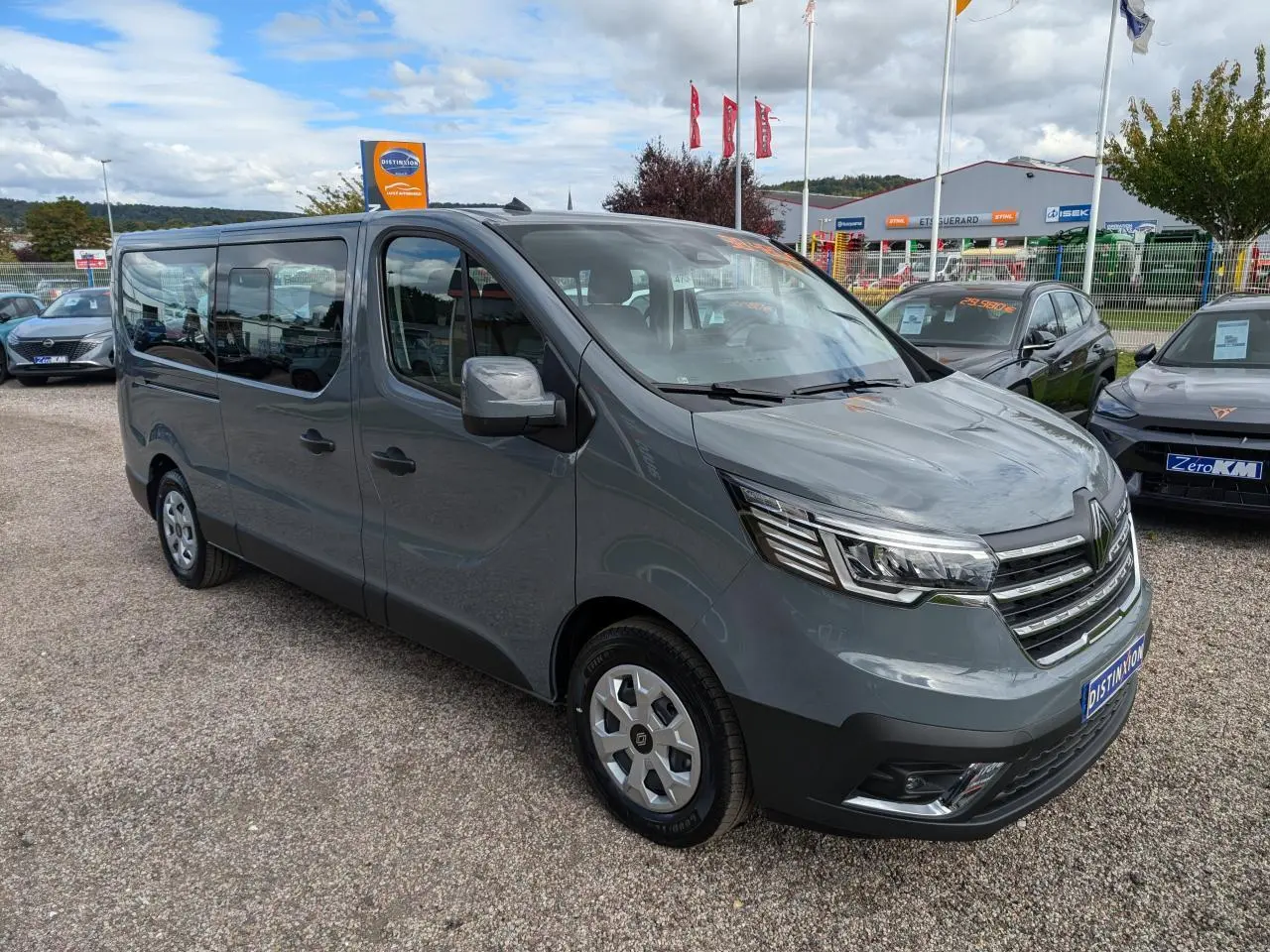 Renault Trafic Fourgon gris Urban en vue 3/4 avant droit, avec calandre chromée et jantes enjoliveurs 16 pouces.