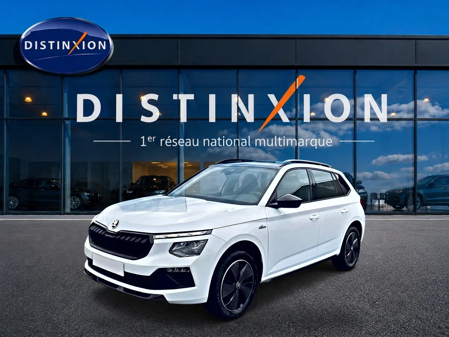SUV Skoda Kamiq blanc nacré en 3/4 avant droit, avec calandre noire et jantes alu distinctives.