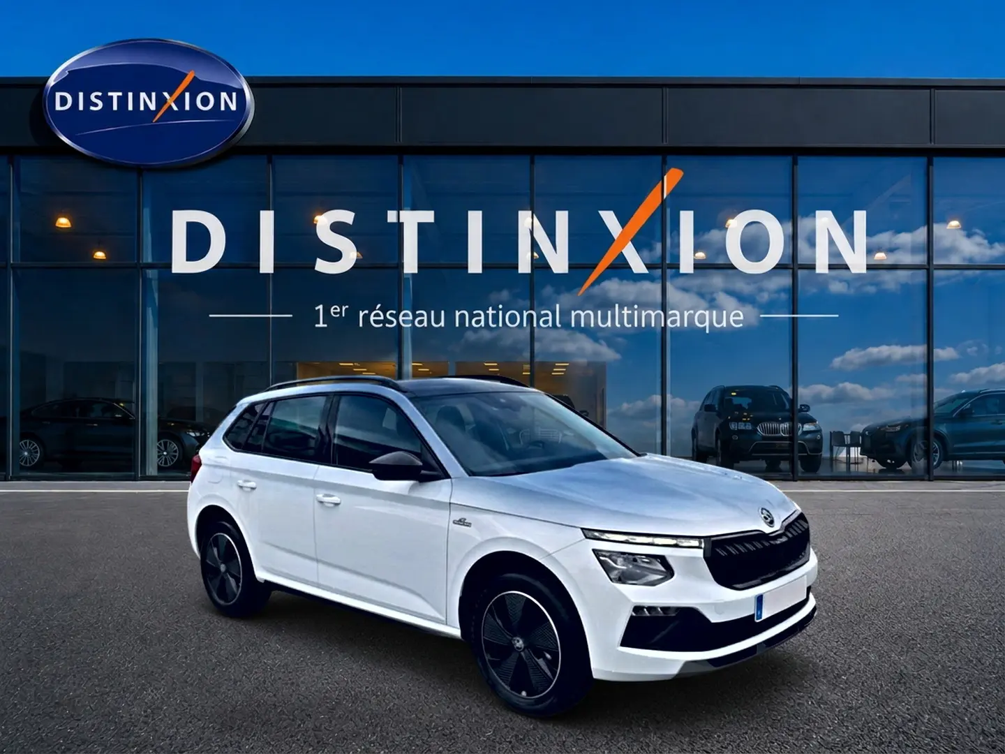 SKODA KAMIQ blanc nacré en 3/4 avant droit, avec toit noir et jantes alu noires distinctives.