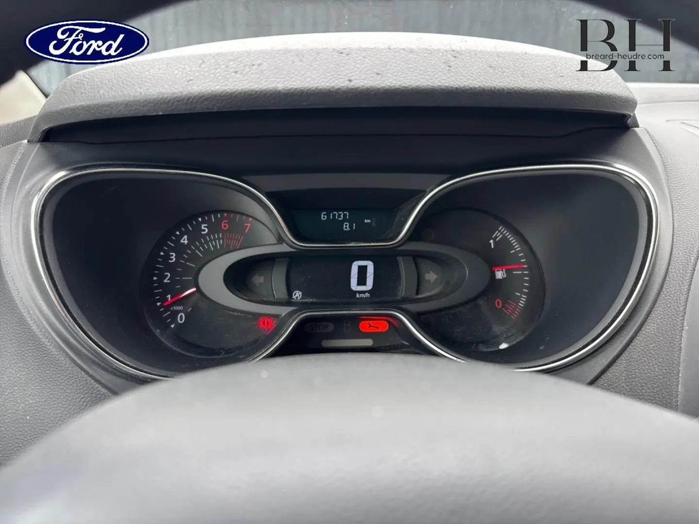 Tableau de bord et compteur digital d'un Renault Captur gris Cassiopée, vue frontale centrée sur l'instrumentation.