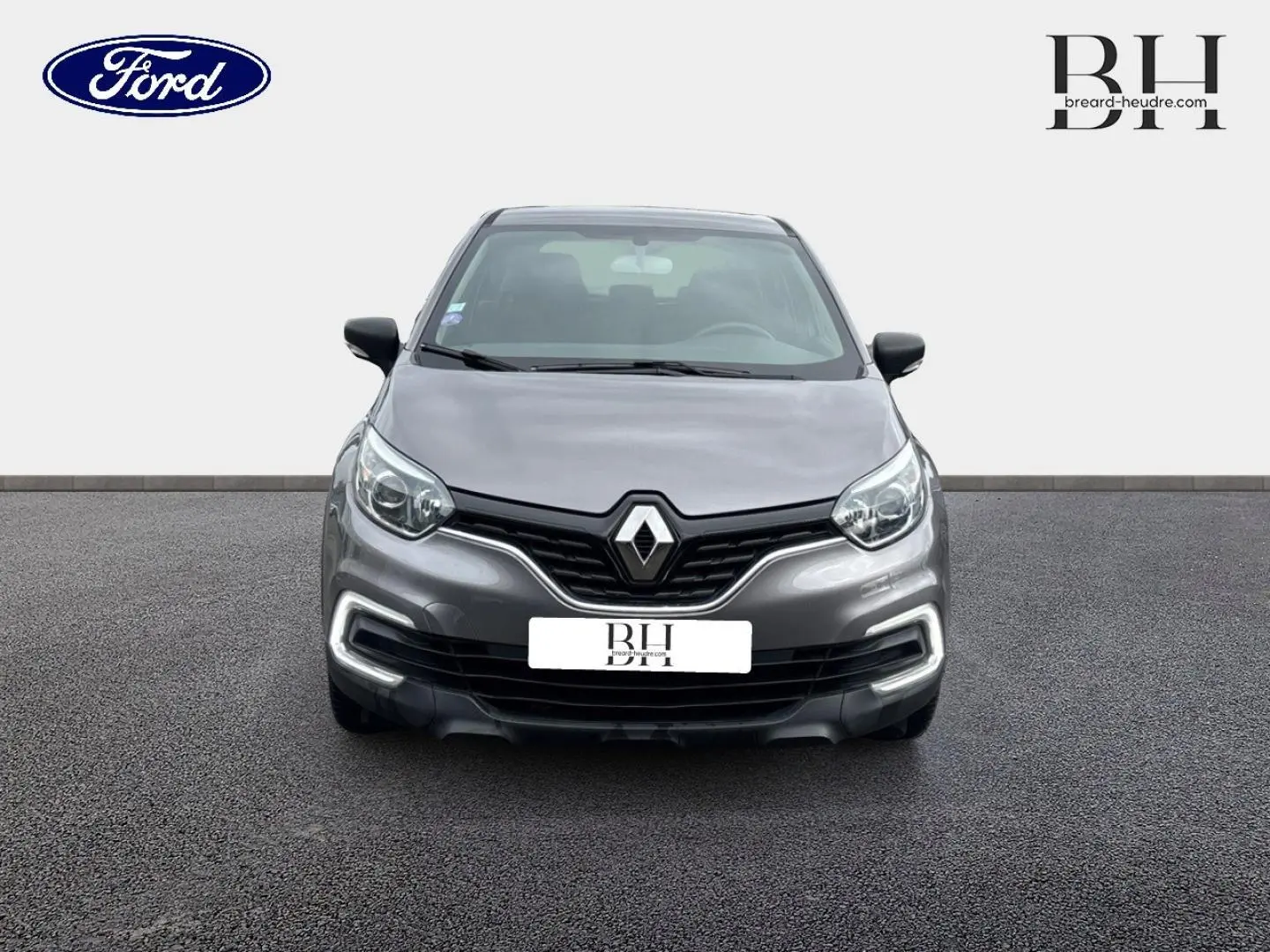 Vue frontale d'un Renault Captur gris Cassiopée 2018 avec feux de jour LED et calandre noire distinctive.
