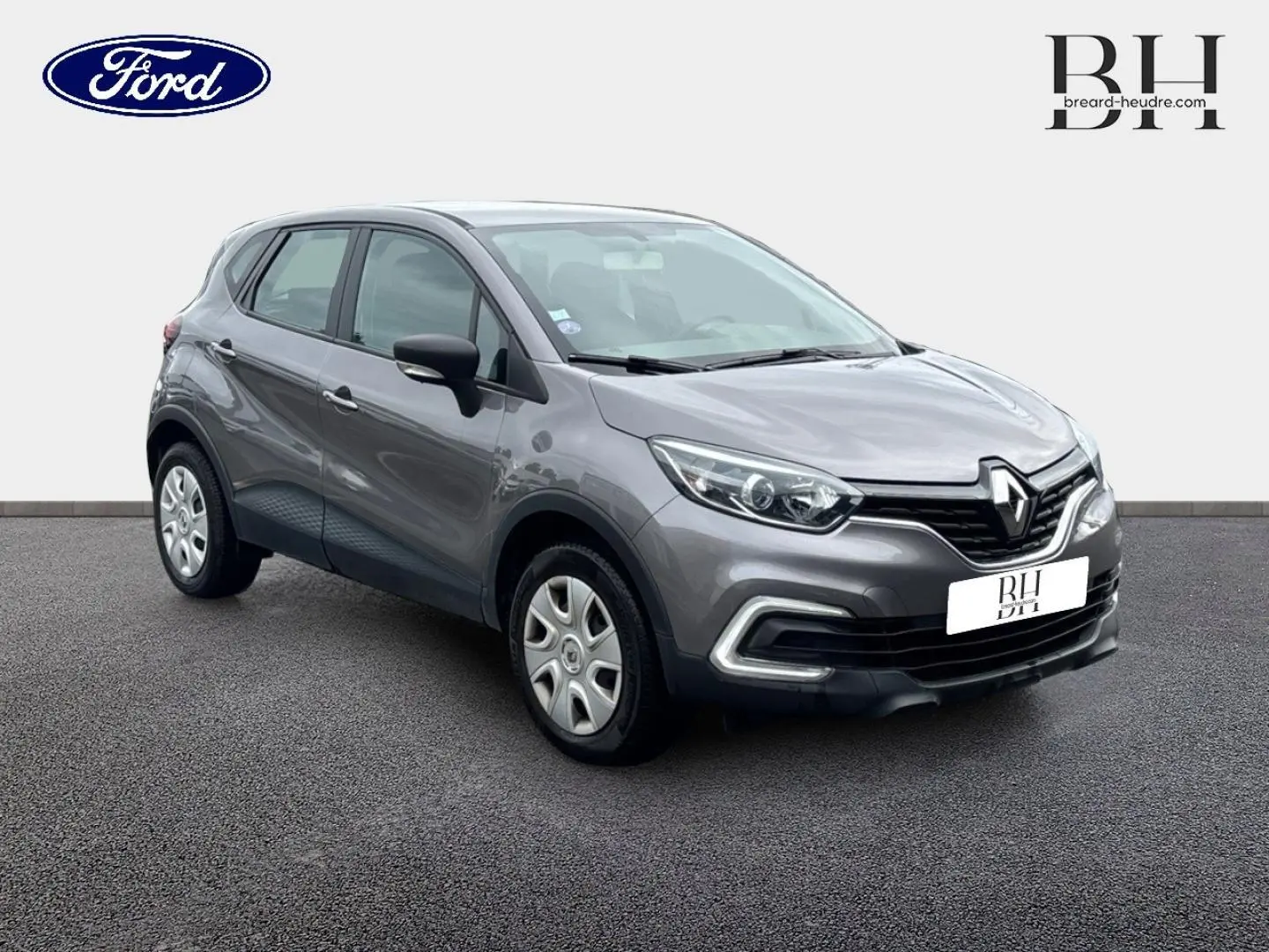 Renault Captur Gris Cassiopée vu en 3/4 avant droit, avec calandre distinctive et jantes acier.