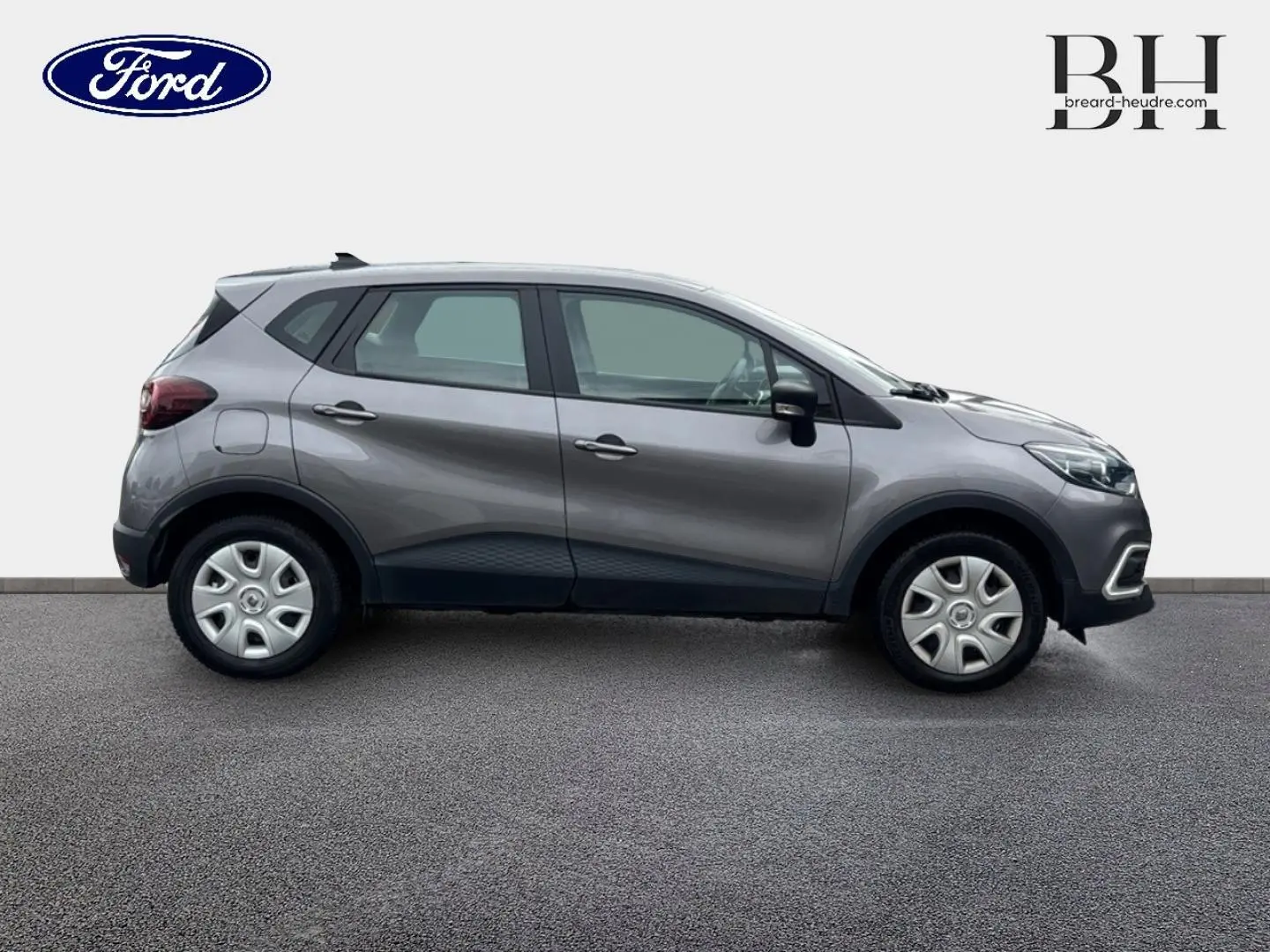 Profil droit du Renault Captur gris Cassiopée 2018 avec jantes acier et poignées couleur carrosserie.