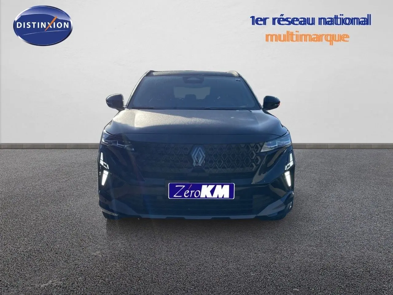 Vue frontale du Renault Austral noir étoile métal 2026 avec calandre distinctive et feux LED allumés.