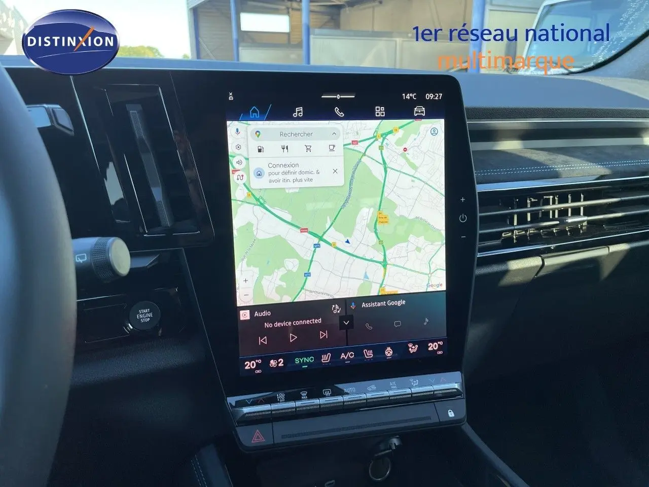 Vue intérieure centrée sur l'écran tactile vertical du tableau de bord du Renault Austral noir étoile métal, affichant une carte GPS.