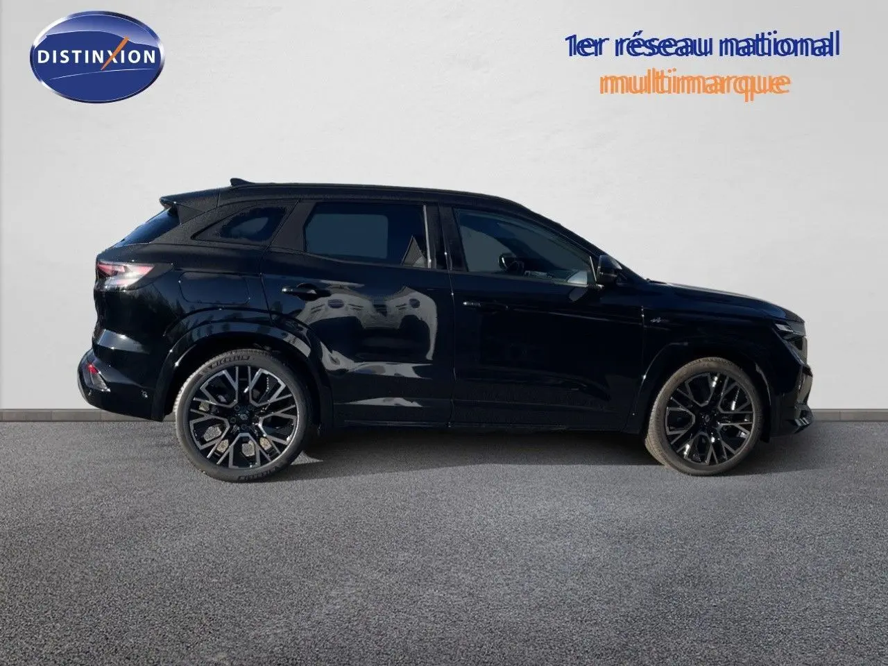 Profil droit du Renault Austral E-Tech Full Hybrid 200 Esprit Alpine en noir étoile métal avec jantes noires distinctives.