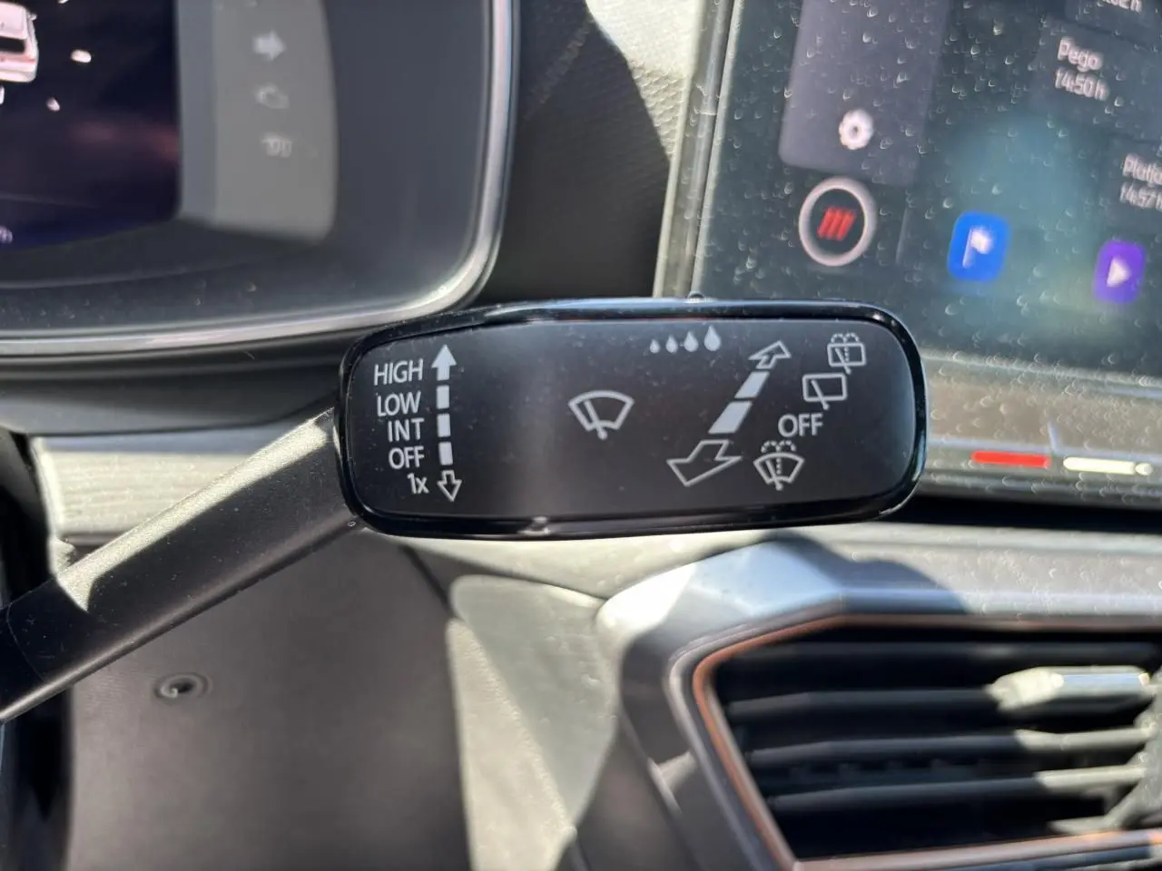 Gros plan sur la commande des essuie-glaces dans l’habitacle du CUPRA Leon Sportstourer 2024, tableau de bord en arrière-plan.