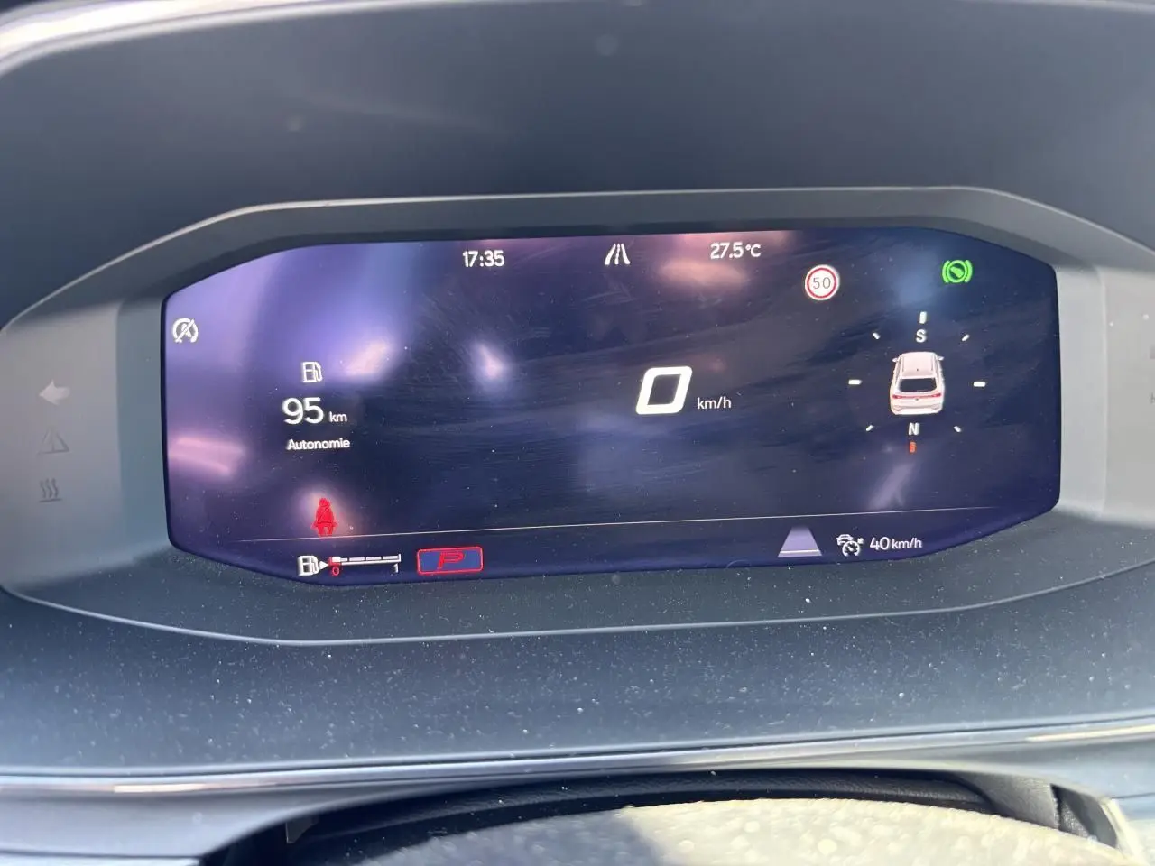 Combiné d'instruments digital de la CUPRA Leon Sportstourer 2024 affichant vitesse, autonomie et navigation.