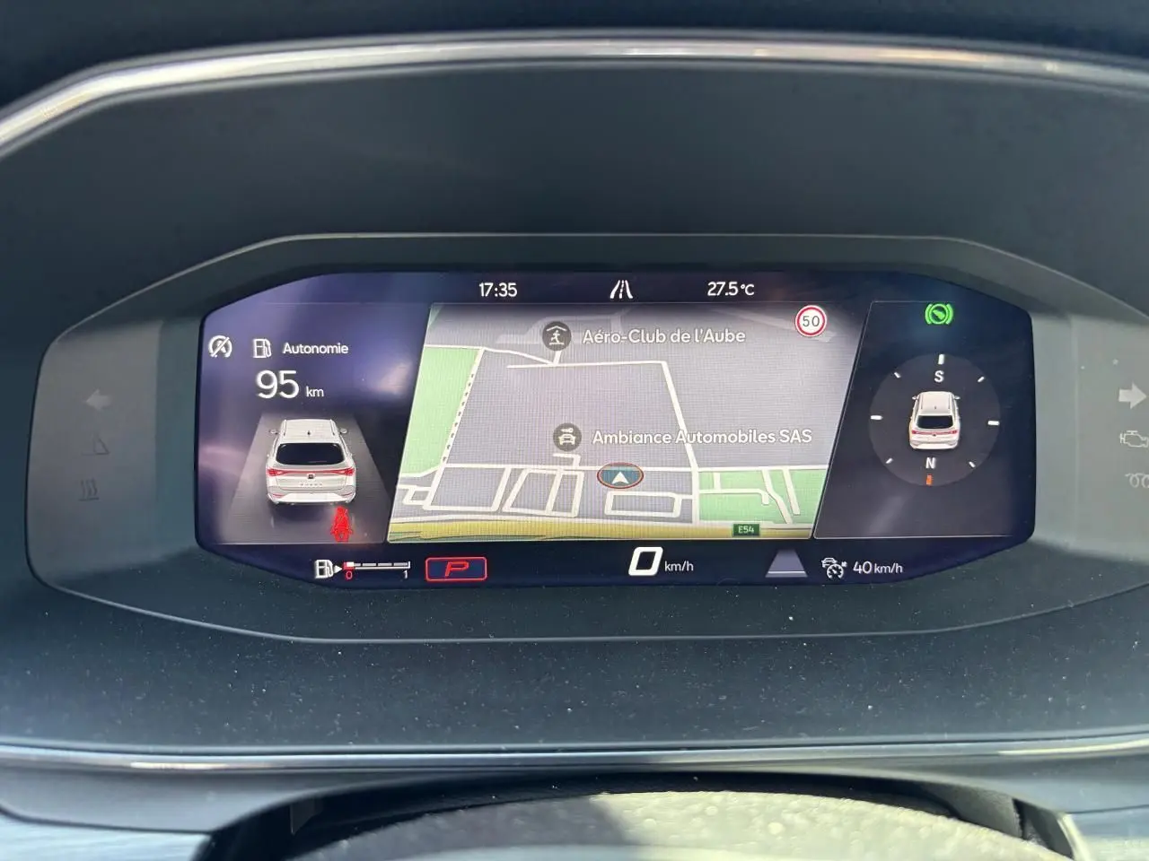 Vue rapprochée du combiné d'instruments digital 10,25 pouces affichant la navigation et l'autonomie de 95 km.