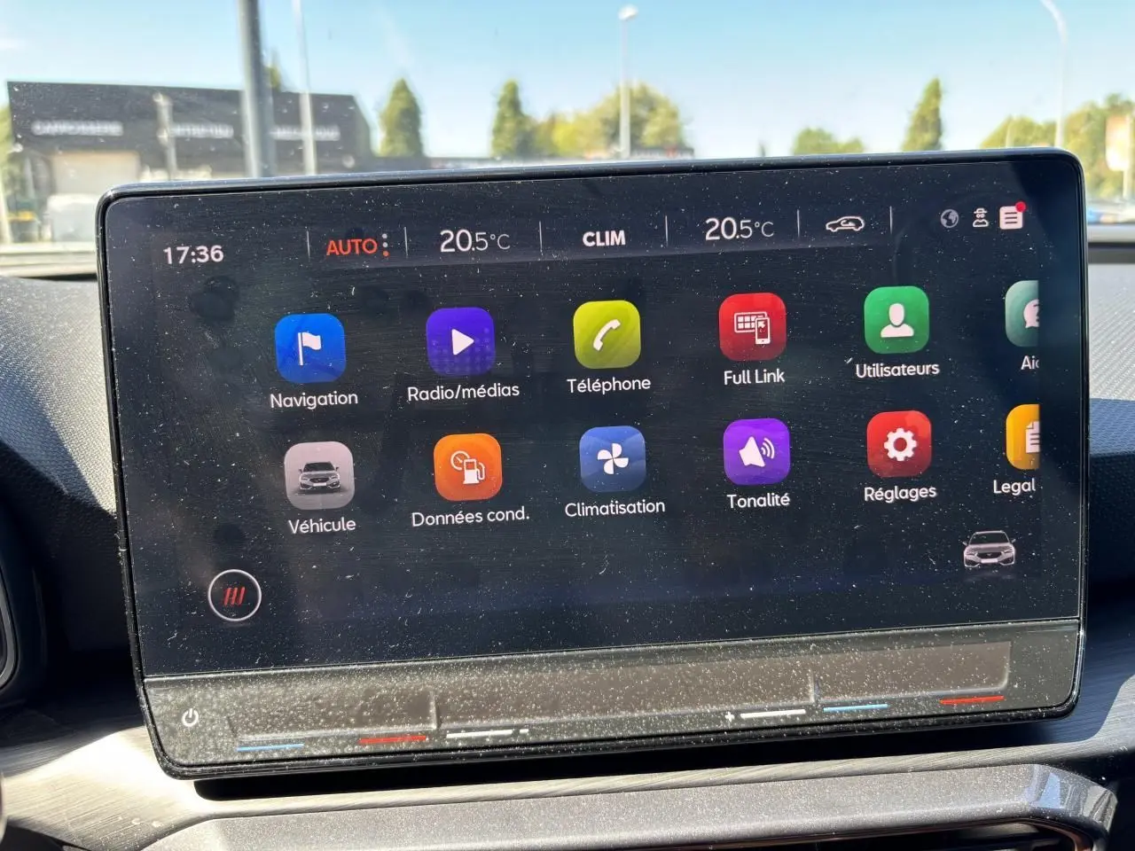 Écran tactile central du tableau de bord de la CUPRA Leon Sportstourer 2024 affichant les options de navigation et médias.