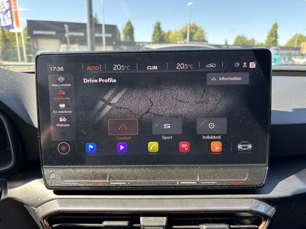 Écran tactile central du tableau de bord de la CUPRA Leon Sportstourer 2024 affichant les modes de conduite.