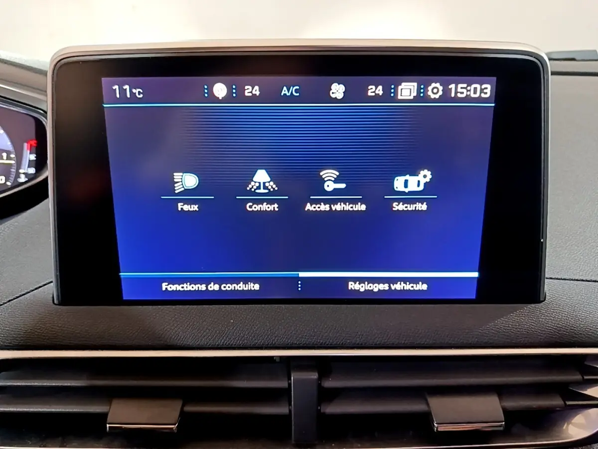 Écran tactile central bleu affichant les réglages de conduite et véhicule dans un Peugeot 5008 Allure 2018.