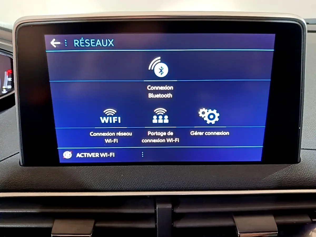 Écran tactile central du Peugeot 5008 bleu 2018 affichant les options de connexion réseau Wi-Fi et Bluetooth.
