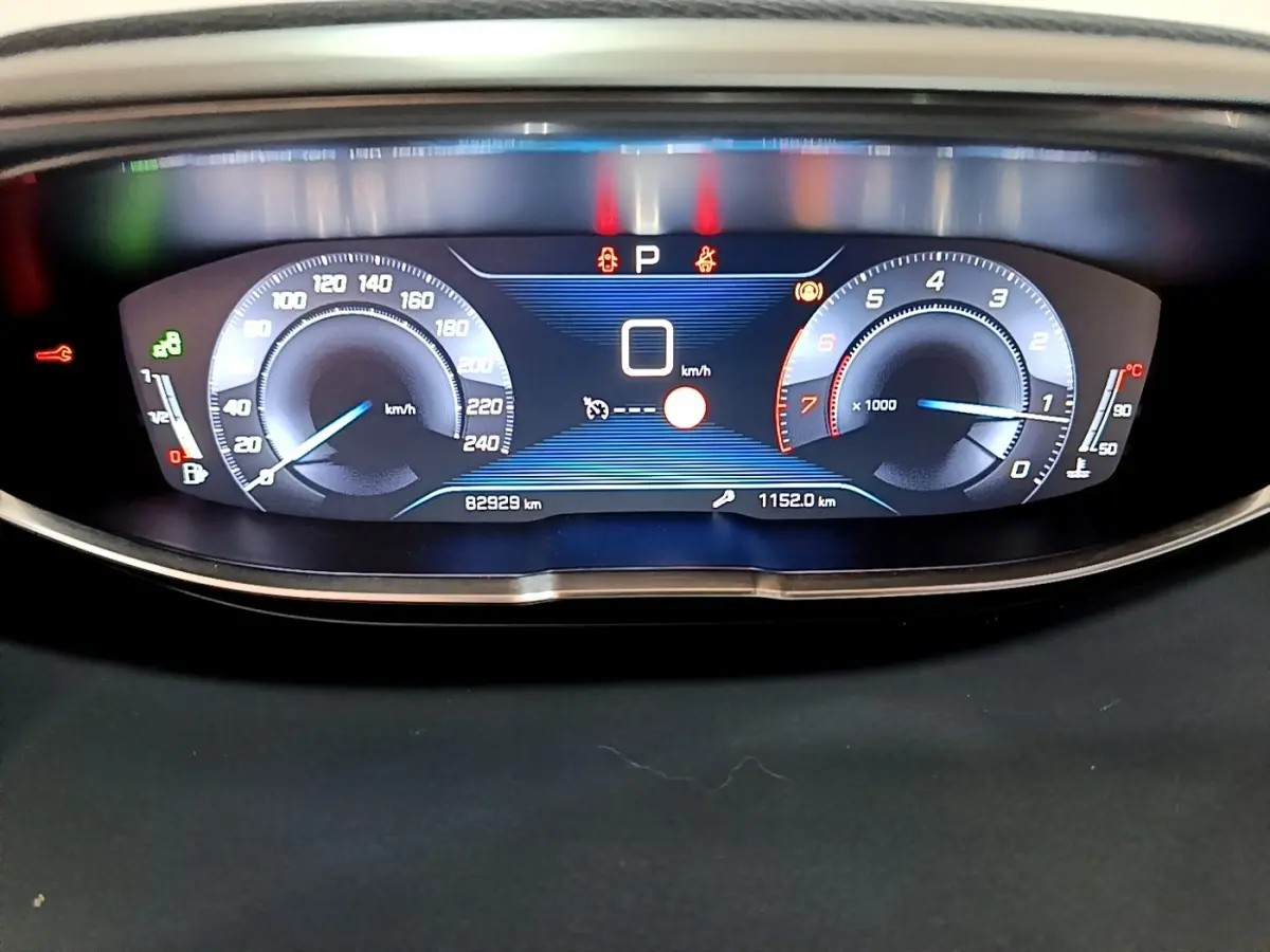 Tableau de bord numérique du Peugeot 5008 2018 affichant vitesse, compte-tours et indicateurs lumineux.
