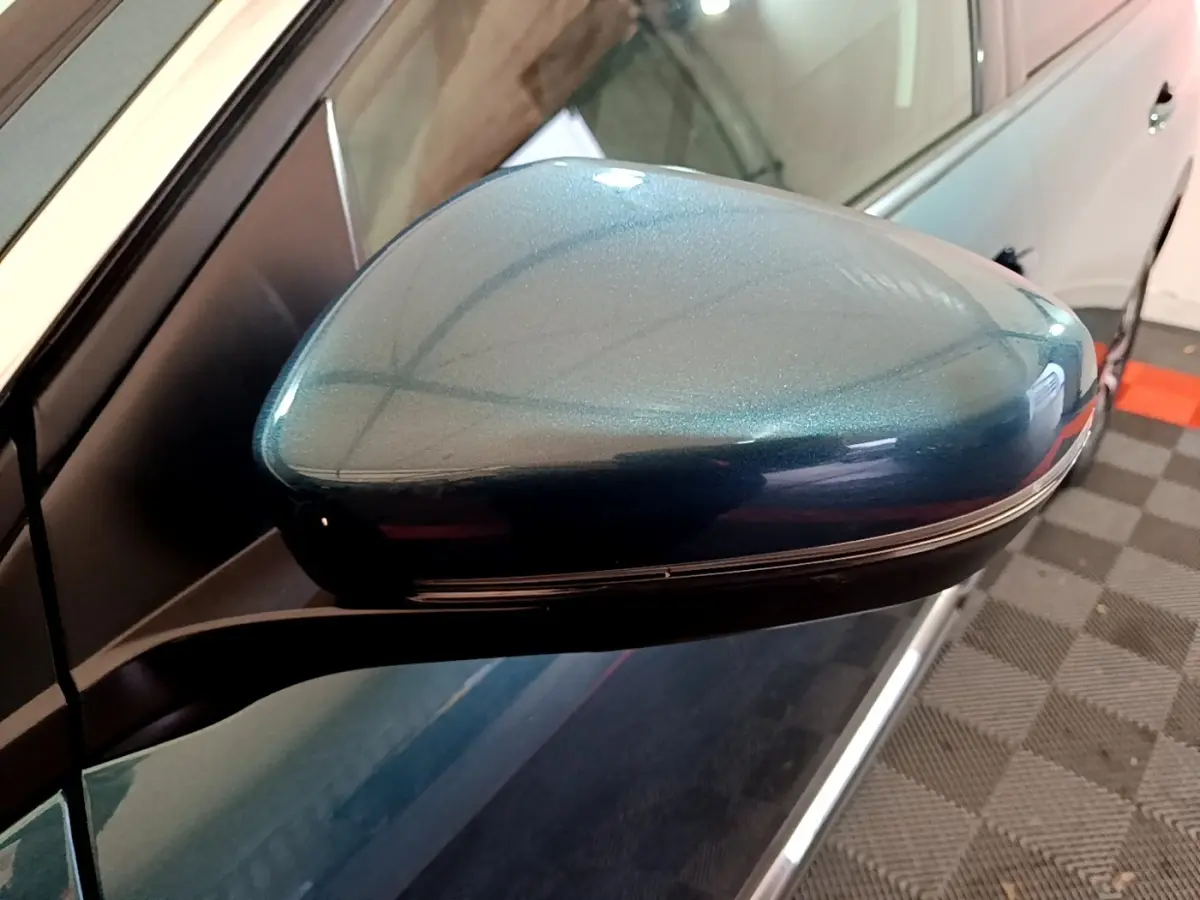 Rétroviseur côté gauche bleu métallisé du Peugeot 5008 THP 165 S&S EAT6 Allure, vue rapprochée en intérieur.