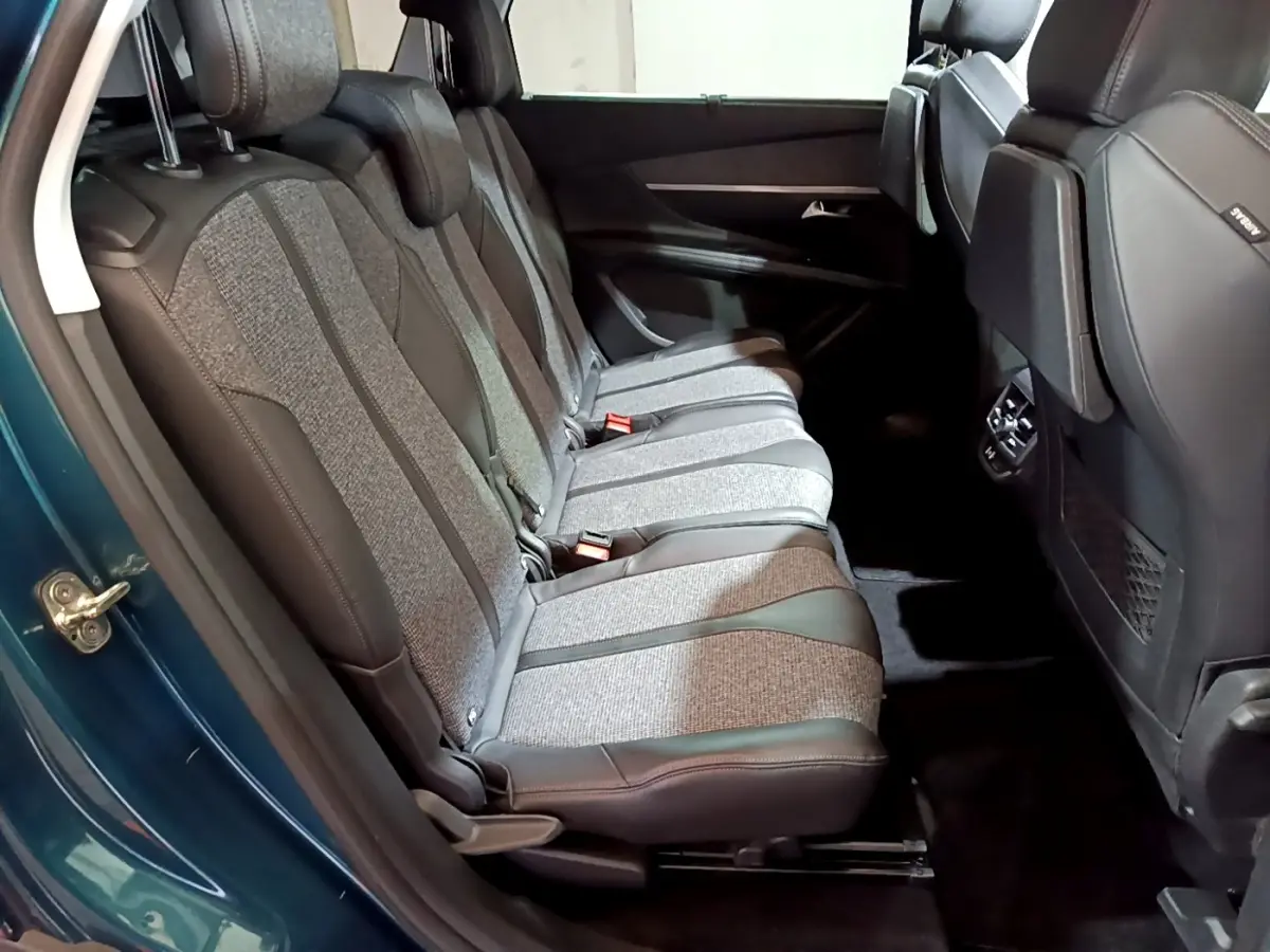 Vue intérieure côté gauche des sièges arrière gris et noirs du Peugeot 5008 bleu, version THP 165 S&S EAT6 Allure 2018.