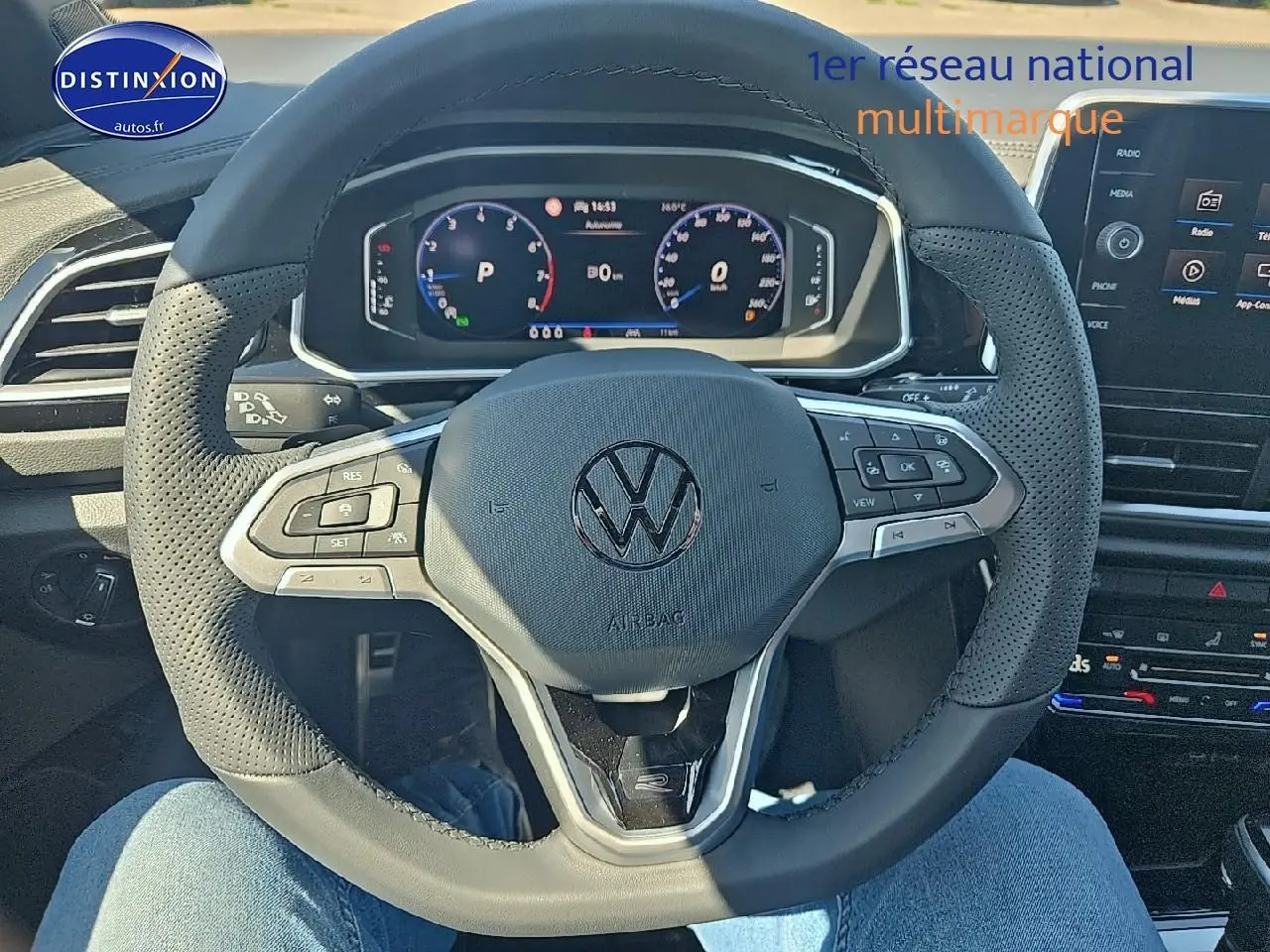 Vue intérieure centrée sur le volant cuir multifonction et le cockpit numérique du Volkswagen T-Roc noir perle 2025.