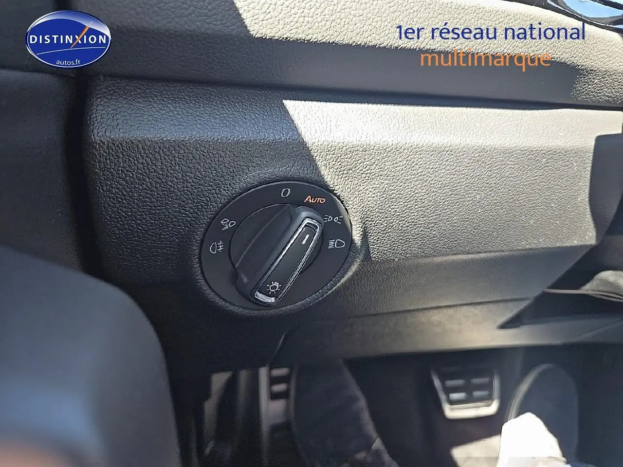 Gros plan sur le bouton de réglage des phares dans l’habitacle noir du Volkswagen T-Roc 2025 finition R-Line.