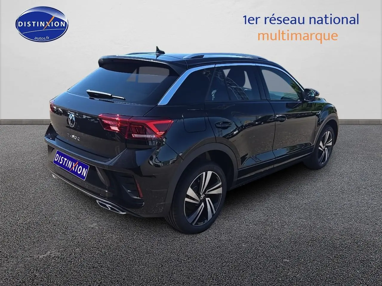 Volkswagen T-Roc noir perle en 3/4 arrière droit, avec jantes alliage noires et vitres teintées.