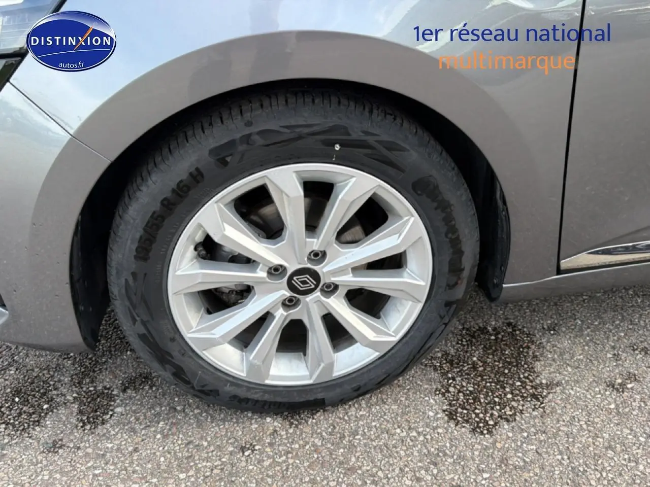 Gros plan sur la roue avant gauche grise d'une Renault Clio V 2025 avec jante alliage et logo Renault central.