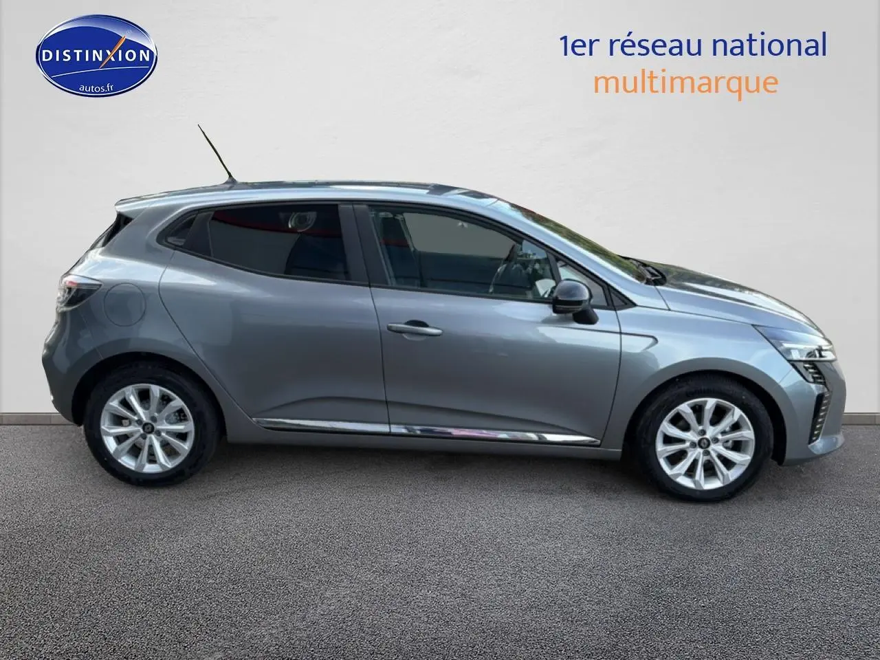 Profil droit de la Renault Clio V gris 2025 avec jantes alliage et poignées ton carrosserie visible sur fond neutre.