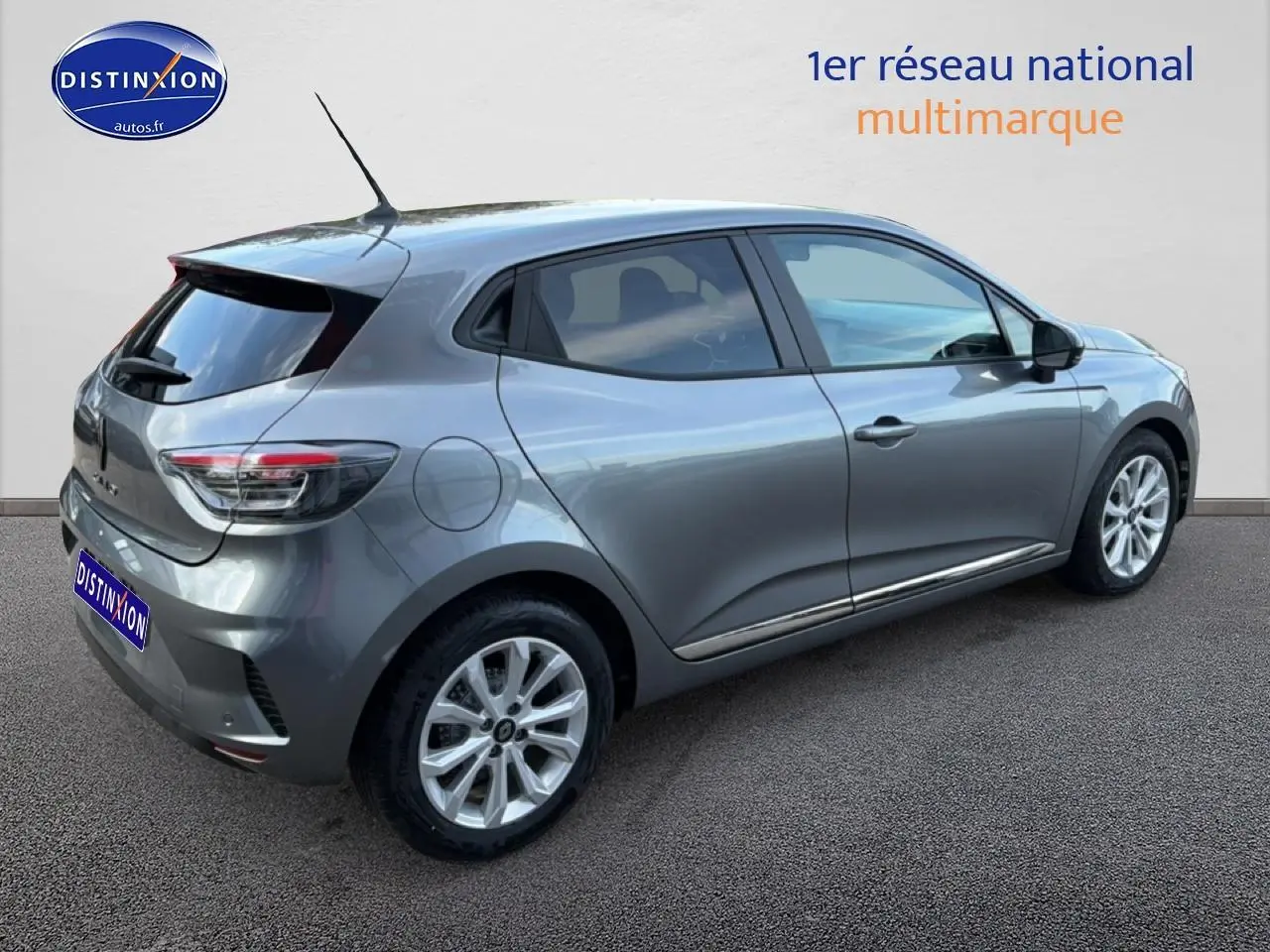 Renault Clio V gris vue 3/4 arrière droit, avec jantes alliage et feux arrière LED distinctifs.