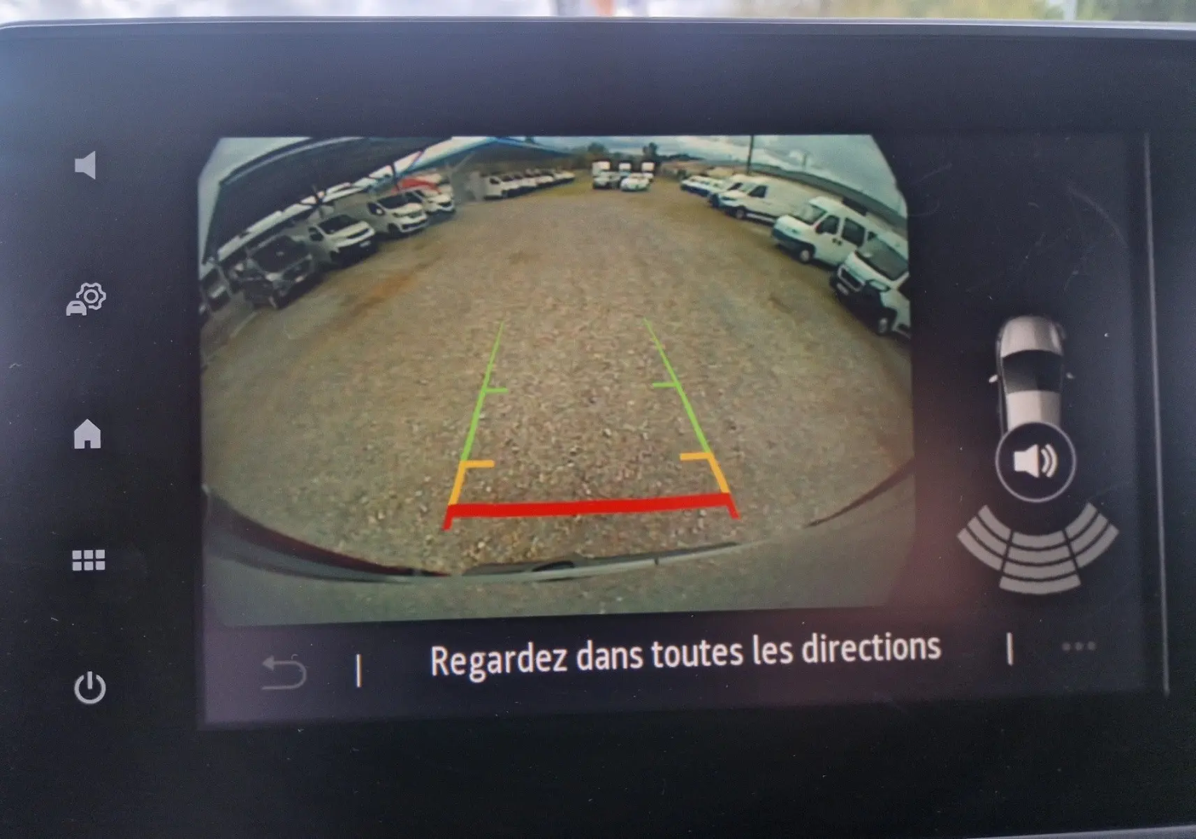 Affichage de la caméra de recul du Renault Trafic gris urbain, vue arrière avec lignes de guidage colorées.