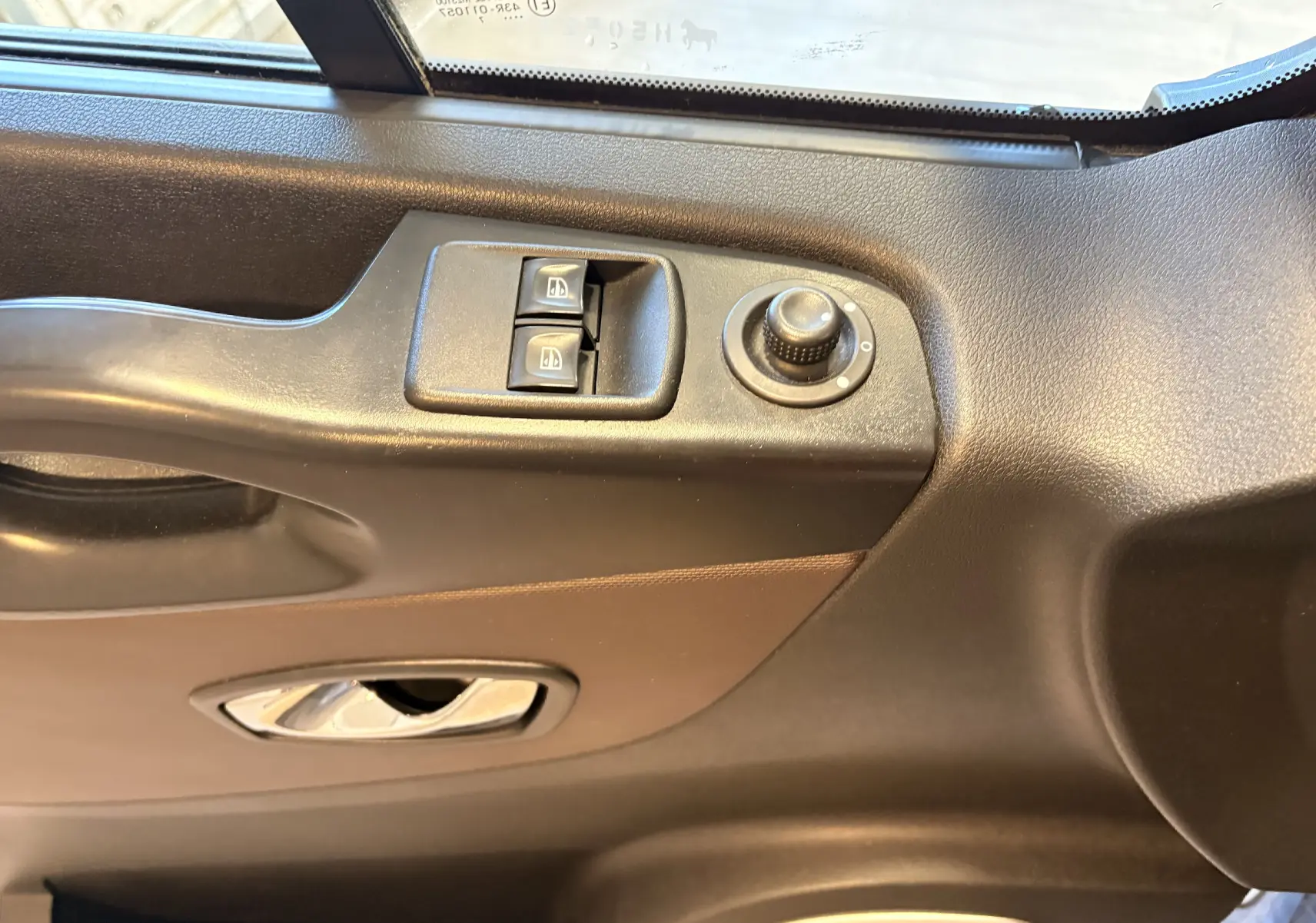 Détail de la porte côté conducteur du Fiat Talento Fourgon gris 2017, avec commandes électriques des vitres et réglage des rétroviseurs.