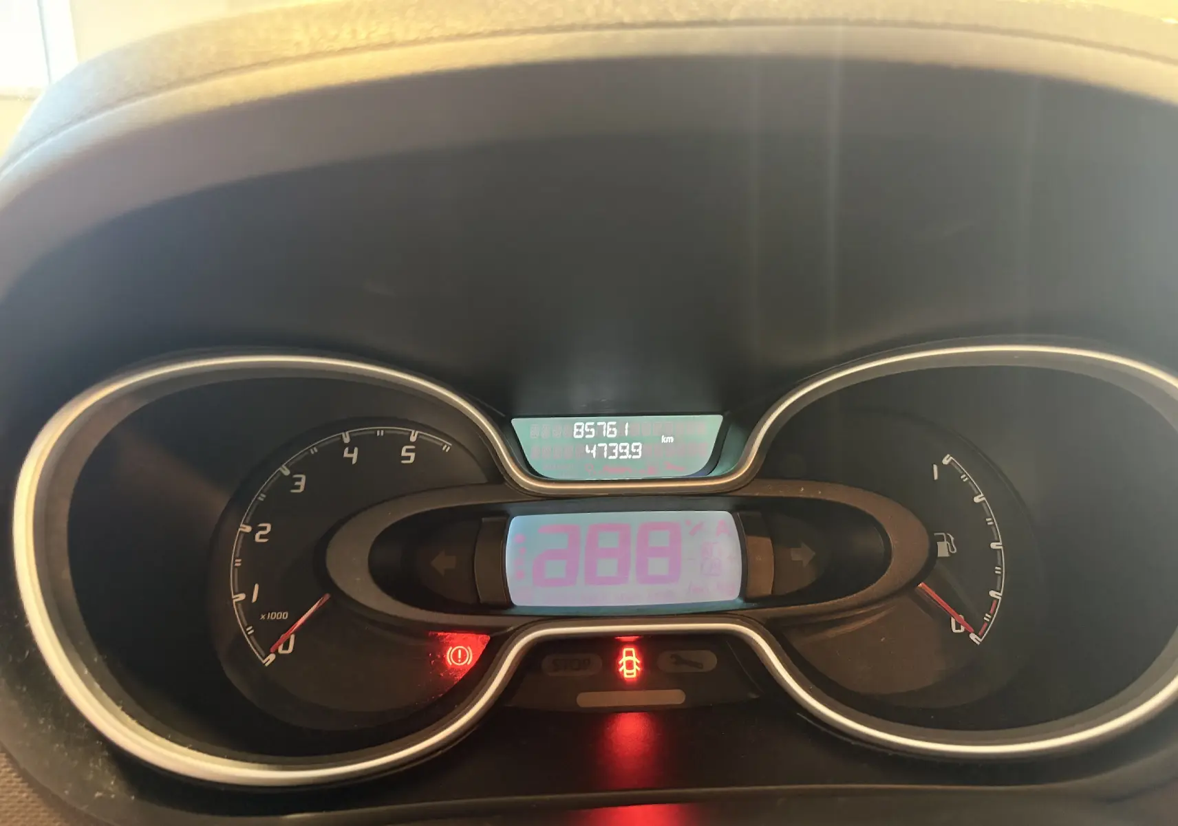 Vue rapprochée du tableau de bord du Fiat Talento Fourgon gris, affichant le compteur et les voyants allumés.