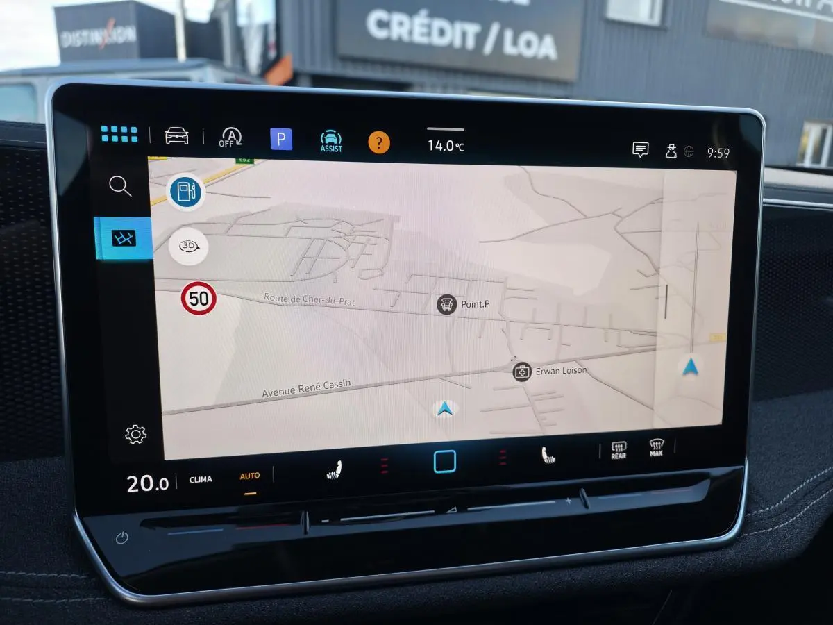 Écran tactile 12,9 pouces du tableau de bord de la Volkswagen Passat SW 2024, affichant la navigation GPS.