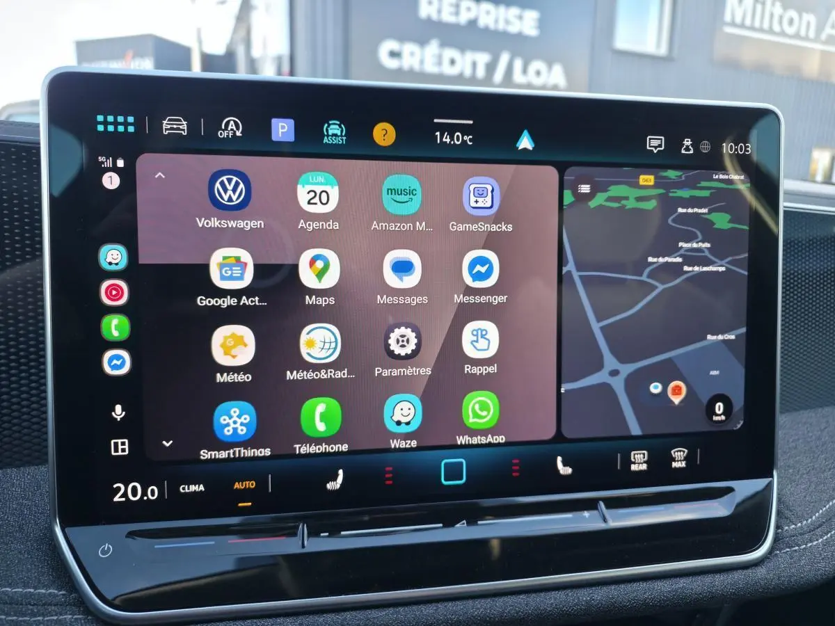 Écran tactile central 12,9" de la Volkswagen Passat SW 2024, affichant navigation et applications connectées.