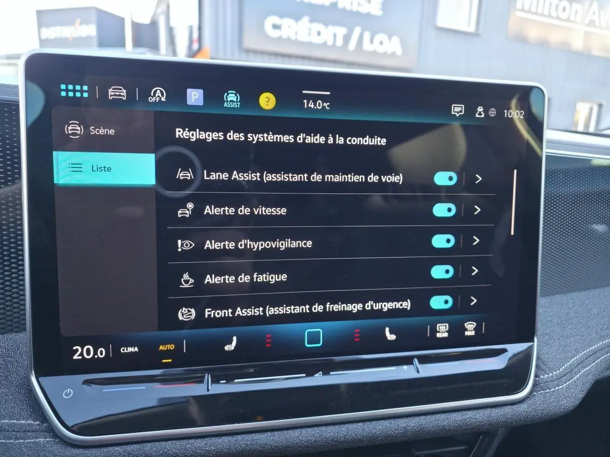 Écran tactile central affichant les réglages d’aide à la conduite dans l’habitacle d’une Volkswagen Passat SW noire.