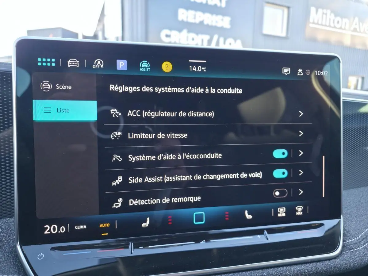 Écran tactile intérieur de la Volkswagen Passat SW 2024 affichant les réglages des aides à la conduite.