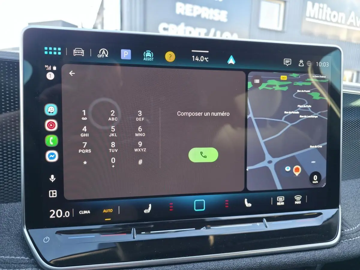 Écran tactile central de la Volkswagen Passat SW 2024 affichant le clavier téléphonique et la navigation GPS.
