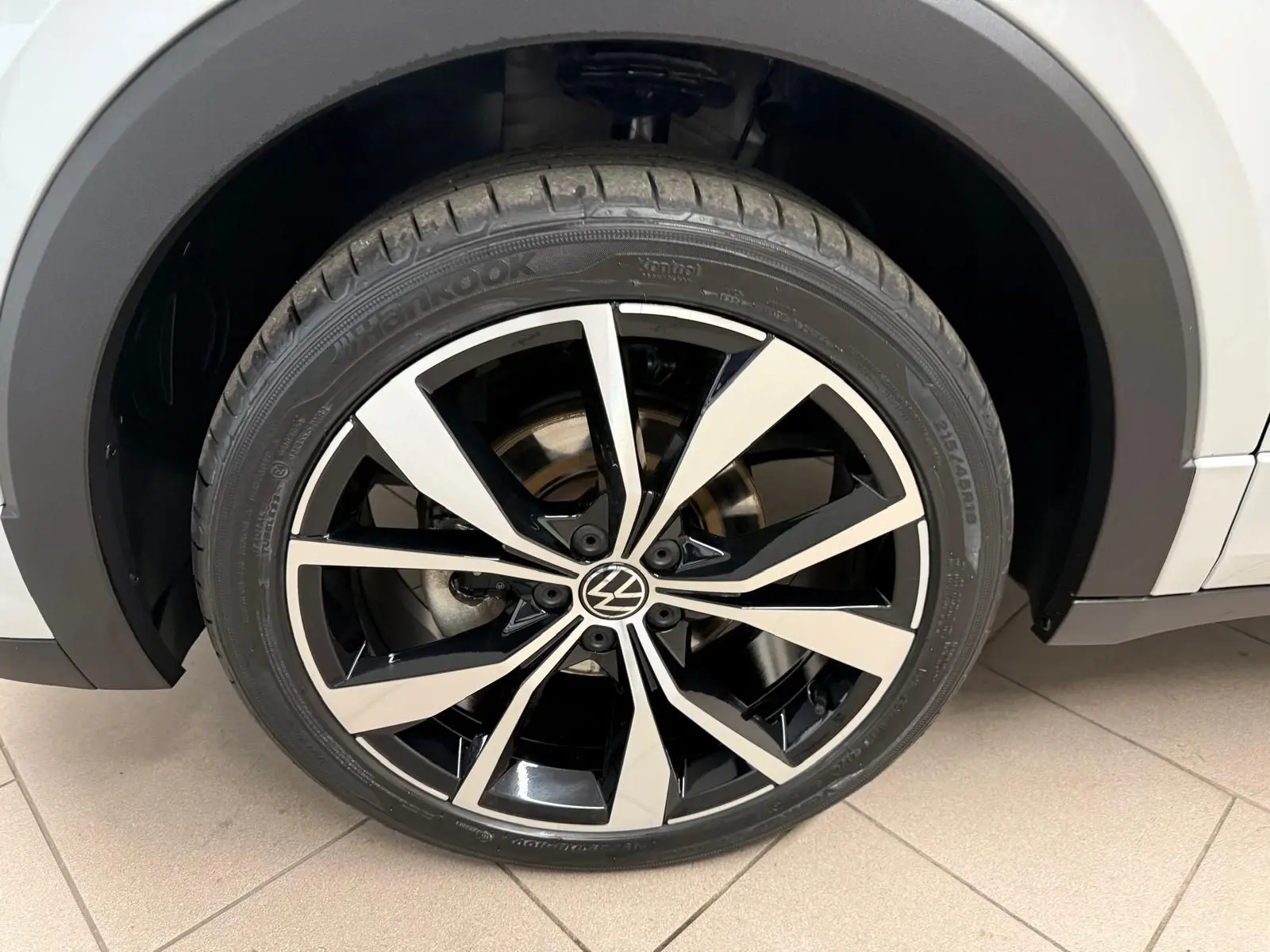 Gros plan sur la jante alliage 18 pouces bicolore noir et argent du Volkswagen T-Cross Reflet d'Argent.