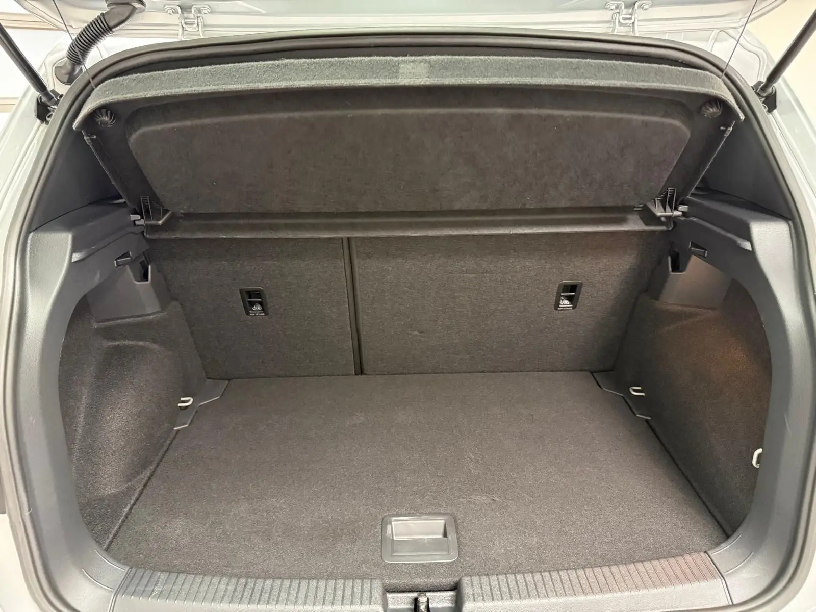 Coffre ouvert d’un Volkswagen T-Cross 1.5 TSI 150 DSG7 R-Line couleur Reflet d’Argent, vue intérieure arrière.