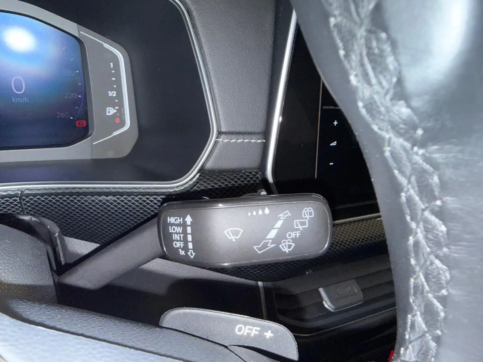 Gros plan sur la commande d'essuie-glace côté gauche du volant du Volkswagen T-Cross 1.5 TSI 150 DSG7 R-Line 2024 couleur Reflet d'Argent.