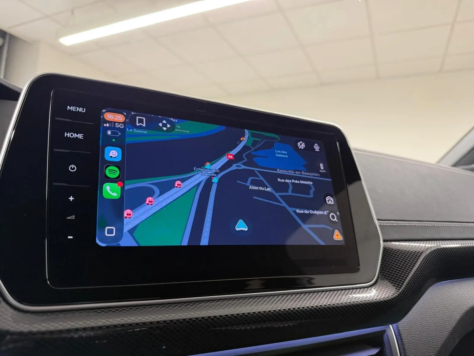 Écran tactile de navigation couleur affichant une carte, intégré dans le tableau de bord noir du Volkswagen T-Cross.